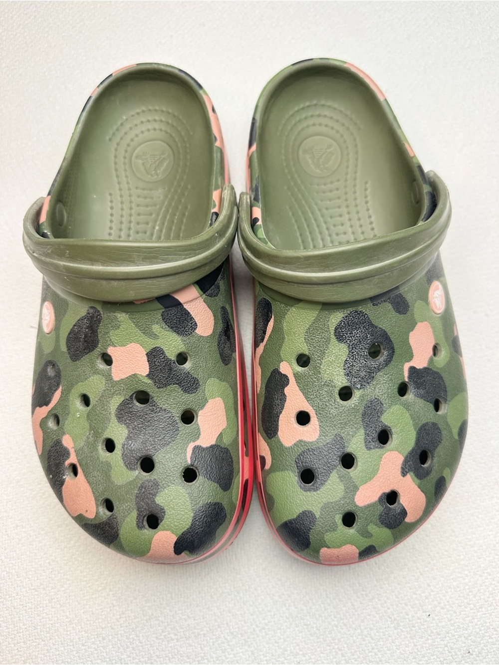 Crocband Camo Clog with pink accents W9